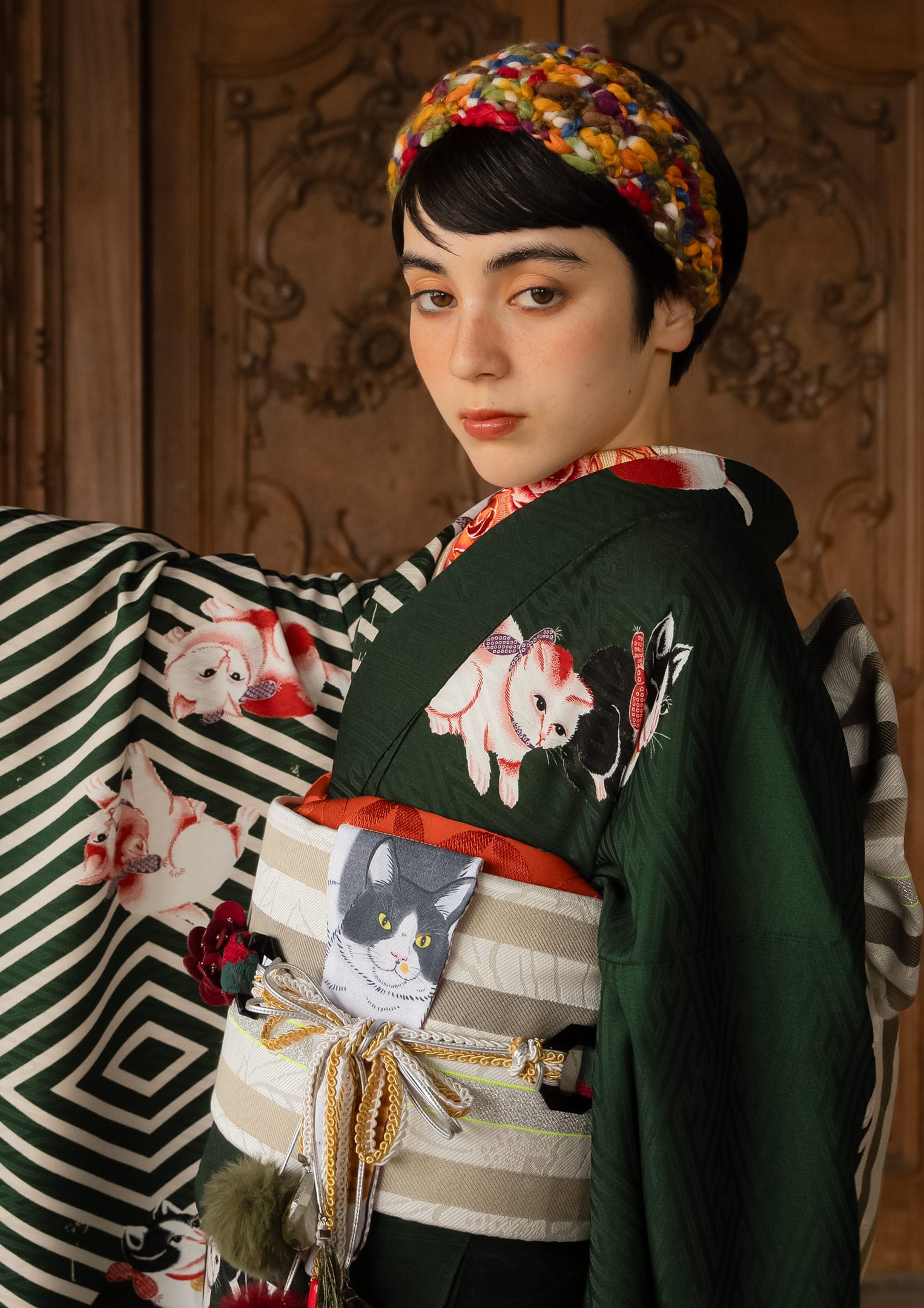 振袖ネットレンタル：黒と緑の中間色が珍しい】猫のモチーフがどこか