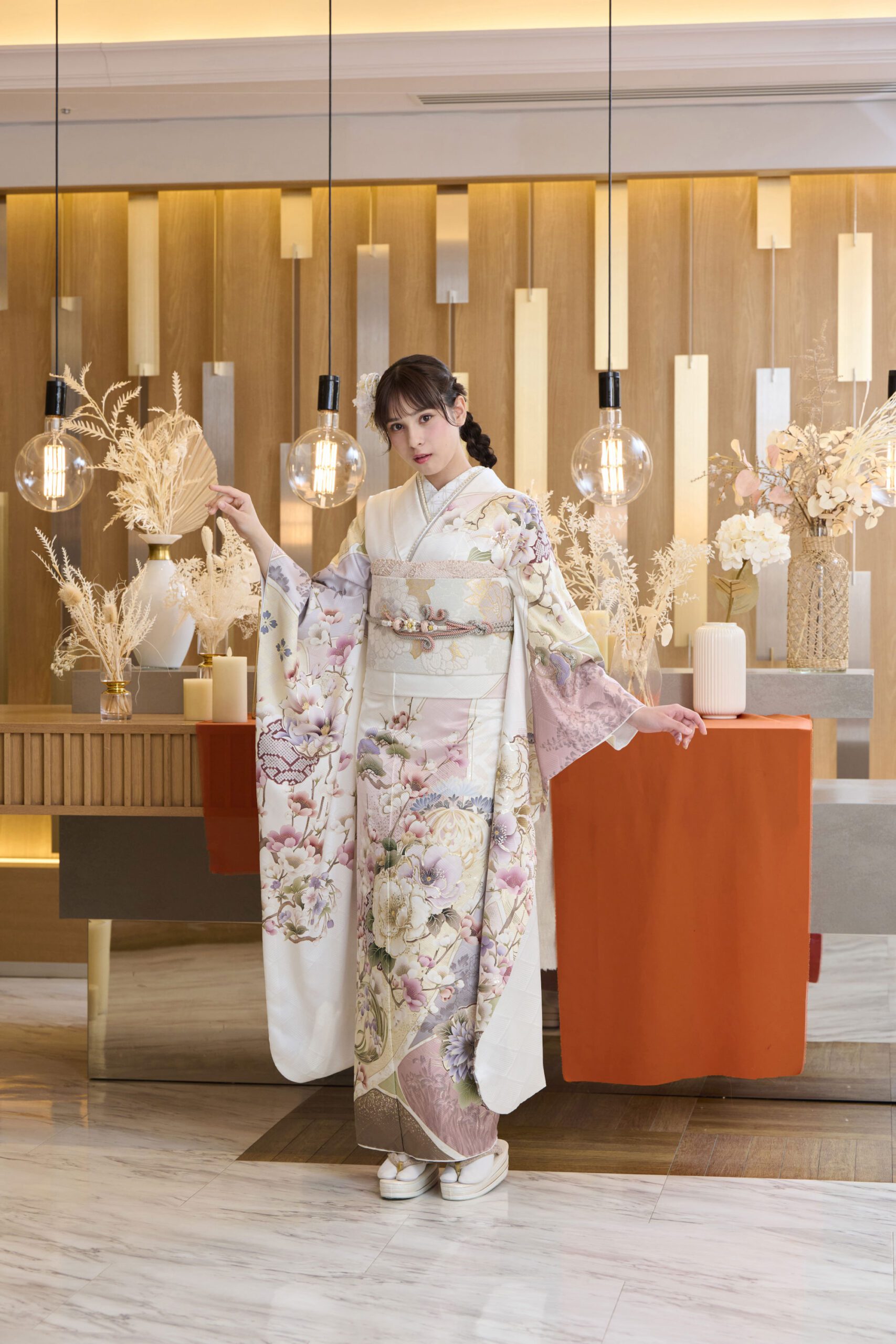 白地に黒金のシックな小花の振袖フルセット 白地に黒金のシックな小花