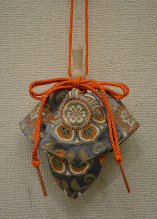 お正月を飾る匂袋「紅梅と白梅の梅が枝」と詫び寂を秘めた「訶梨勒