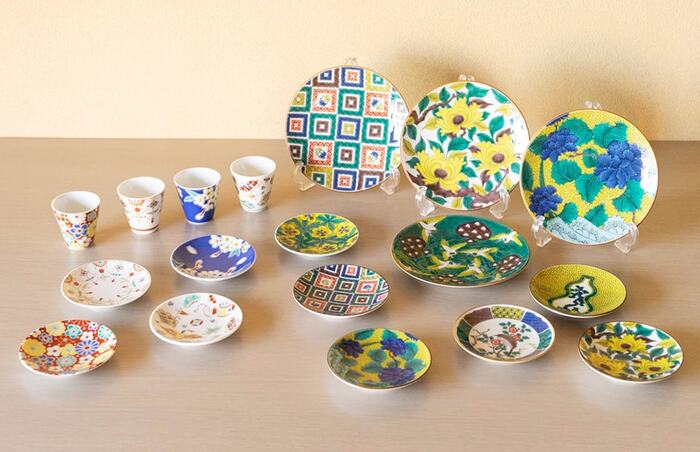 思わず飾っておきたくなる＊色彩豊かな【九谷焼】の陶磁器 | キナリノ 九谷