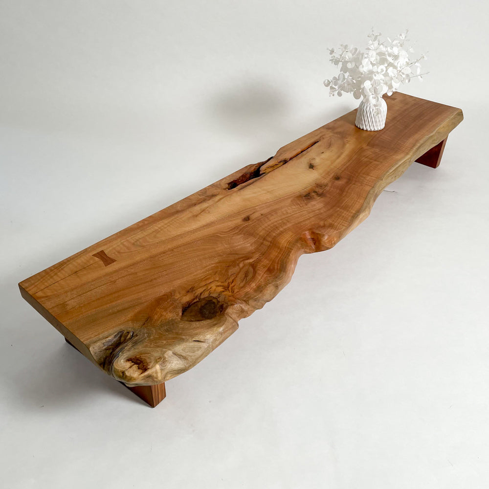 桜1枚板座卓、￼彫刻入り木製座卓 自然な形状 一