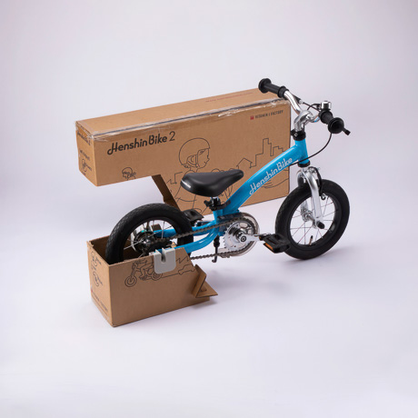 梱包箱がペダル練習スタンドに 1台3役 へんしんバイク2 with ペダル