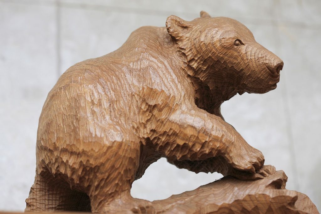 木彫りの熊はなぜ人気？その魅力や広まった歴史を解説