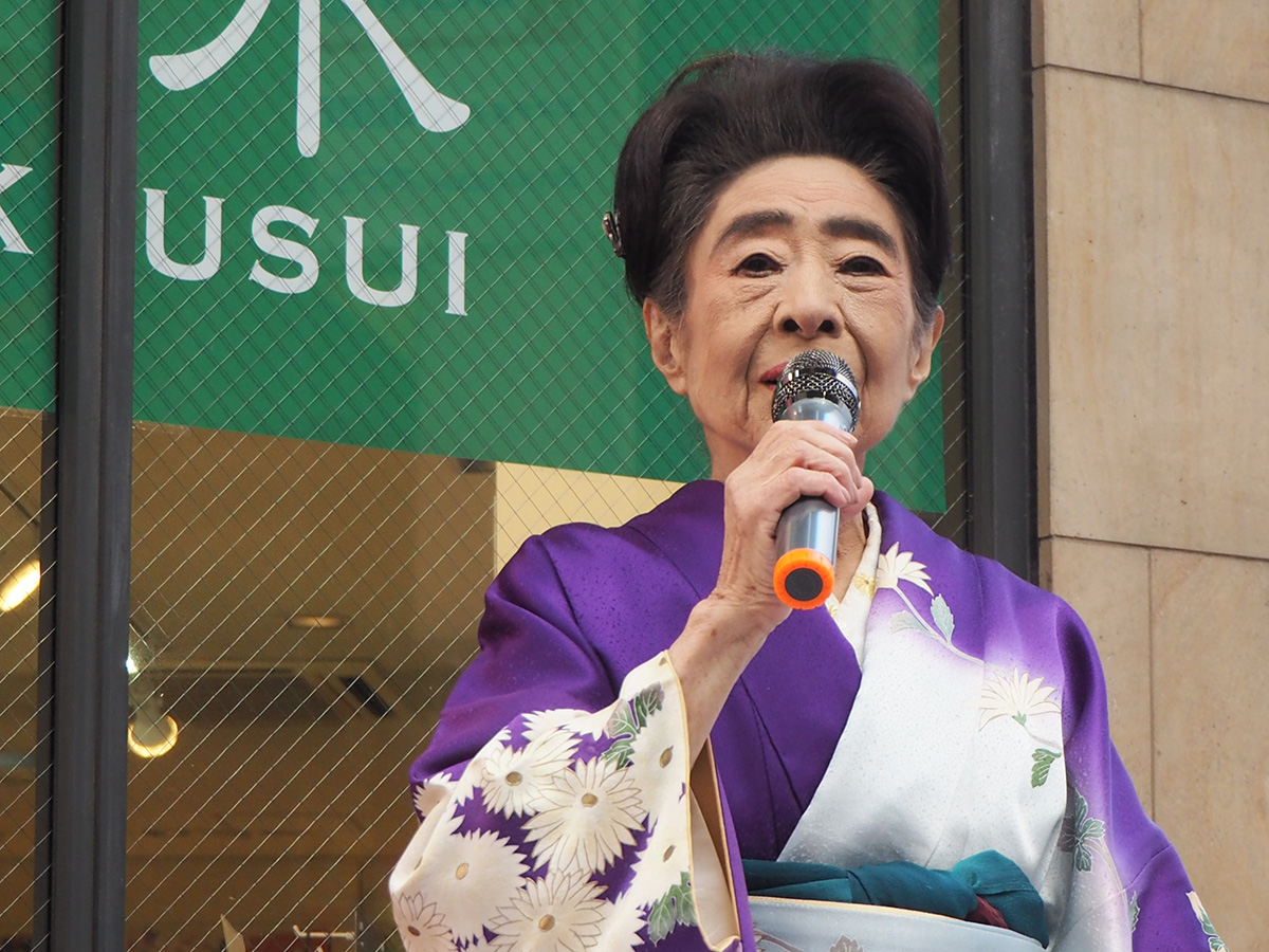 今日のことは今日で忘れる」中村玉緒さんミニトークショーを黒崎商店街