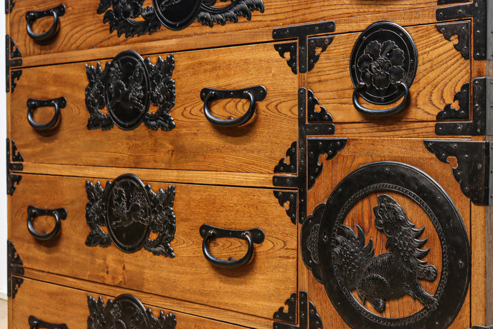 唐獅子牡丹の装飾金具が凛々しい仙台衣裳箪笥 BB1953a-MT – 古福庵