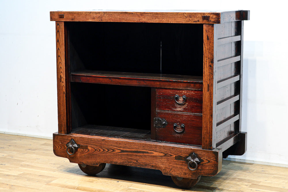 前面総欅‼ 時代の漆が見事な極上米沢車箪笥 BB2715 – 古福庵