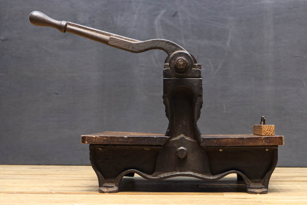 レトロな雰囲気をディスプレイする紙切断機 DC4727 – 古福庵