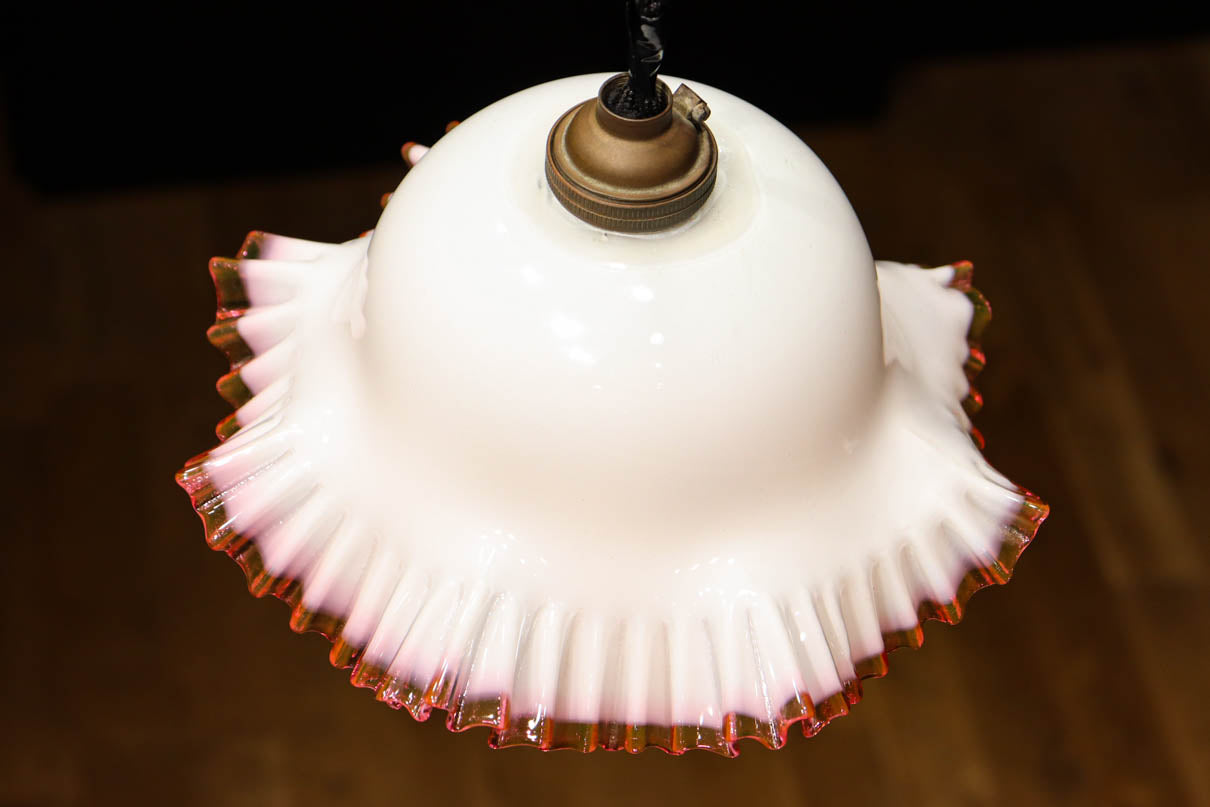 古い電笠乳白いフリルデザインのガラス製装飾品 古い電笠乳白いフリル