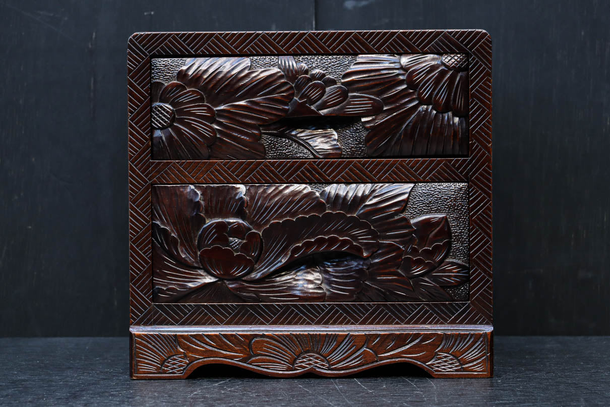 お花の透かし彫りがあるレトロな引き出し付きの木製本棚 お花の透かし