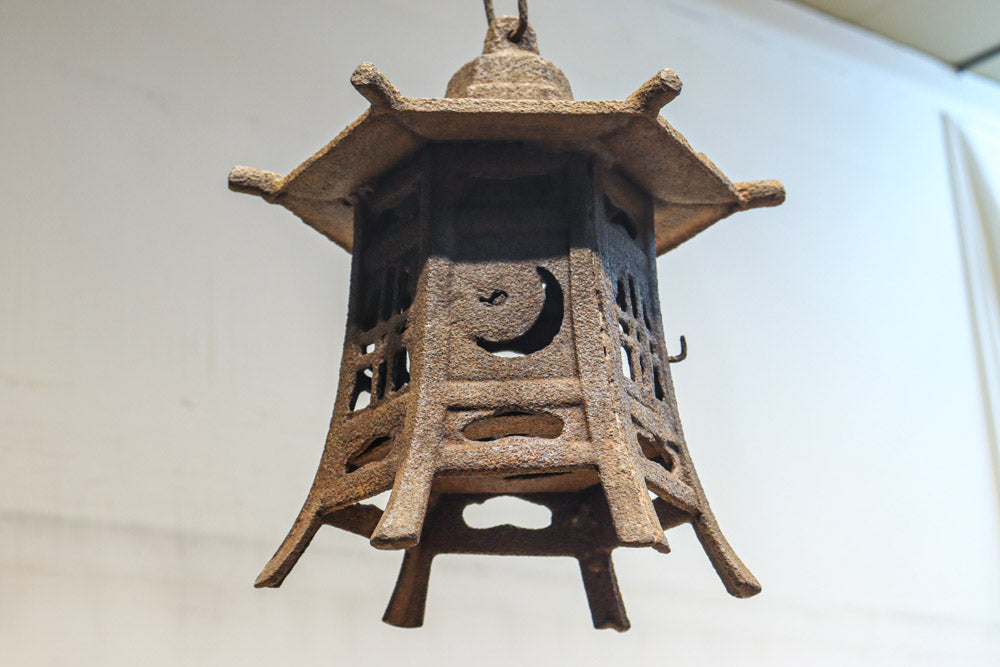 時代を重ねた鉄の風合いが魅力の六角屋根の吊り灯籠 DC8736 – 古福庵