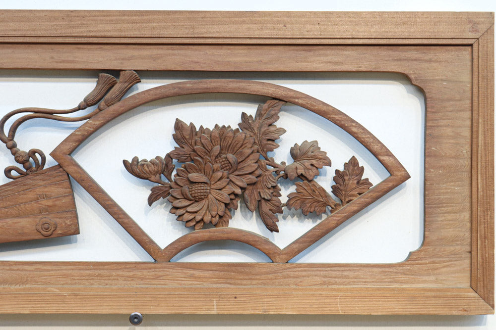 扇枠に椿と蓮と菊が描かれた華やかな彫刻欄間 E9959a 在庫1枚 – 古福庵