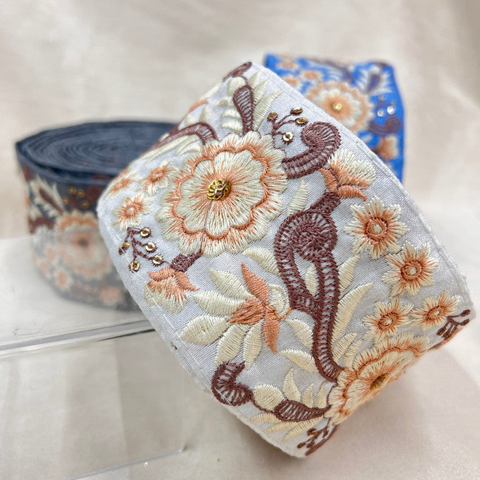 50cm単位】 刺繍リボン 小さな歯車と車輪のような花柄 生地