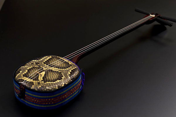 三線（さんしん）の特徴 や歴史- KOGEI JAPAN（コウゲイジャパン）