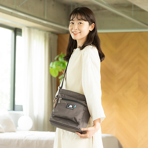 今だけお得な20%OFF】スクエアショルダーバッグ＜撥水加工