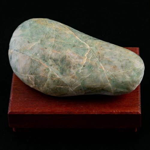 糸魚川翡翠海石原石鮮やかかつ濃い緑が広がる海岸転石緑ヒスイ海岸ヒスイ