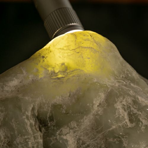 磨き石・小滝産・1.7kg】（高品質薄緑色ヒスイ）糸魚川天然翡翠原石