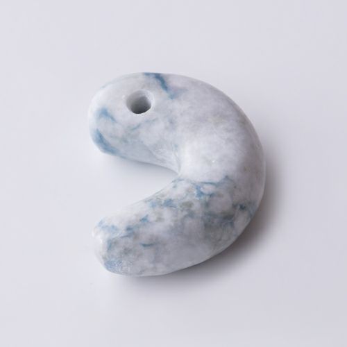 横川・雲の切れ間の青空】（高品質青色ヒスイ）糸魚川天然翡翠勾玉