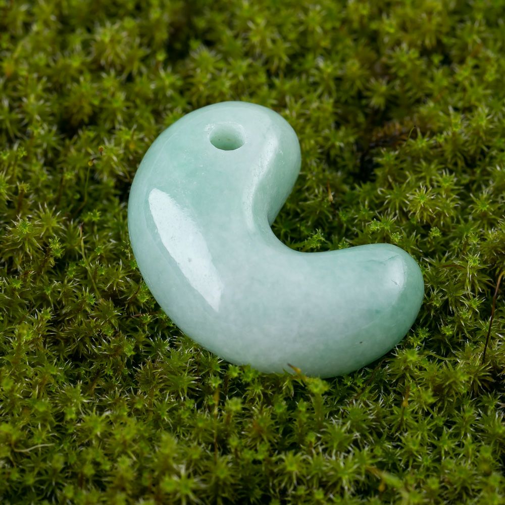 極上プレミアム・神話の勾玉・透明感抜群・艶美麗】（プレミアム濃緑色