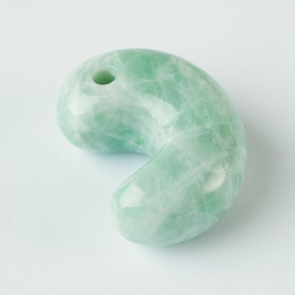 プレミアム・古代の勾玉・艶美麗】（プレミアム濃緑色ヒスイ）糸魚川