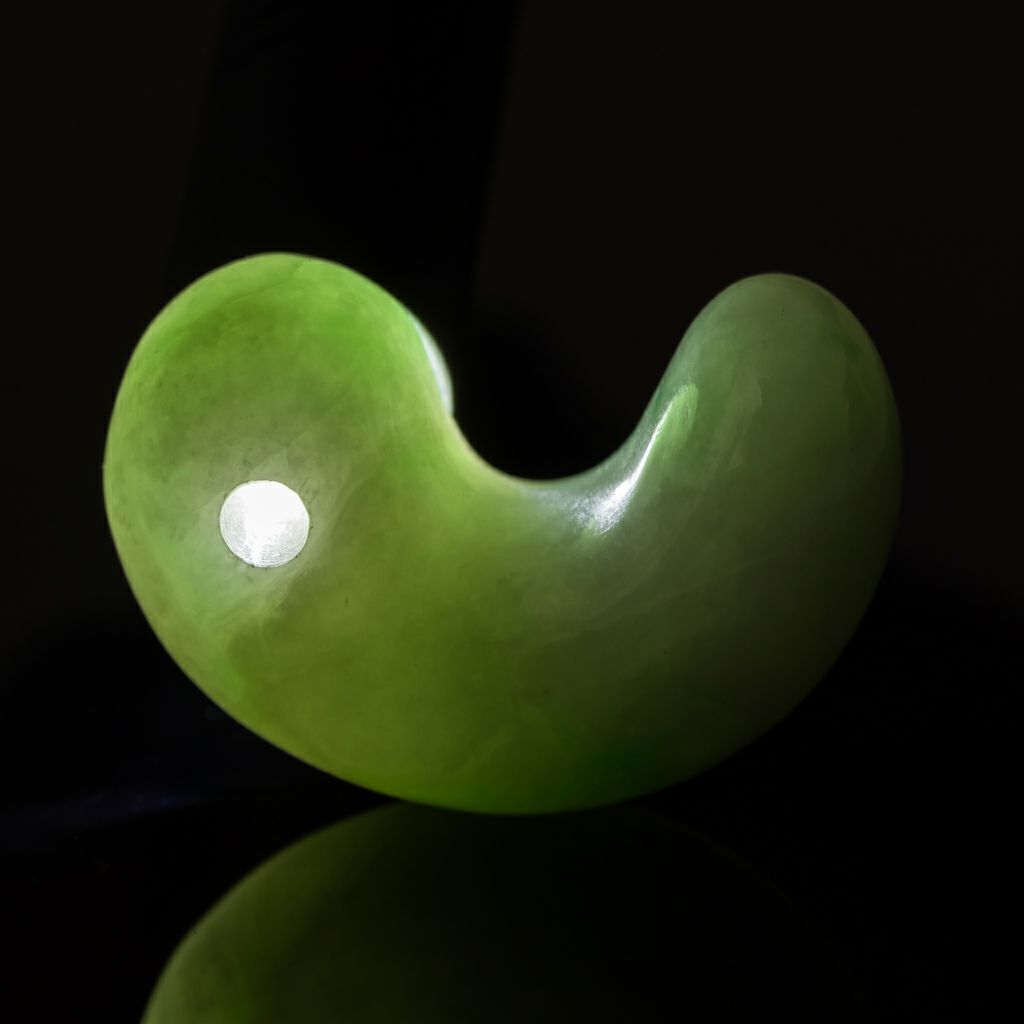 プレミアム・透明感良し・艶美麗】（プレミアム淡緑色ヒスイ）糸魚川