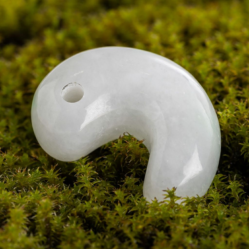 ✳️糸魚川翡翠勾玉の最高峰 アイスジェード‼️ 本物の肌目を 縁起物