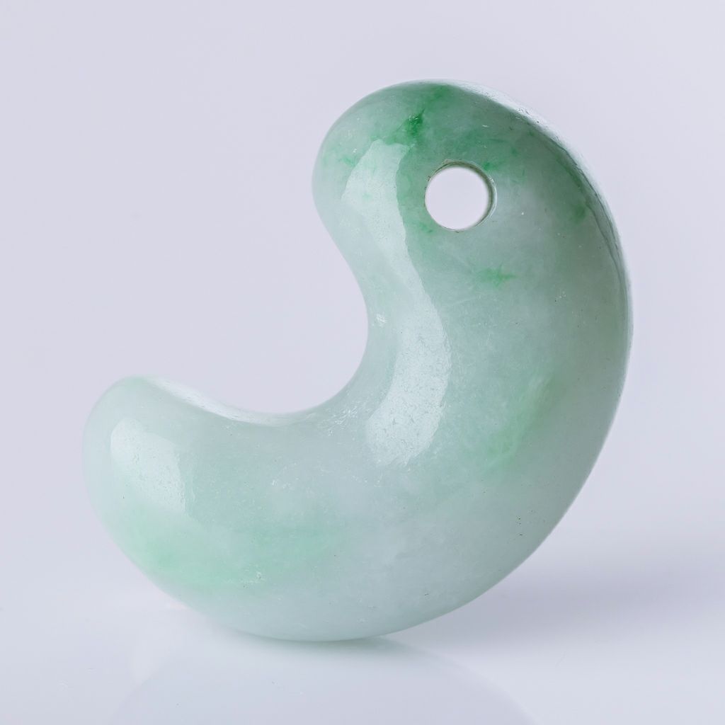 ✳神からの授かり 糸魚川翡翠勾玉 濃いめの白肌 機械鑑定書付の極上