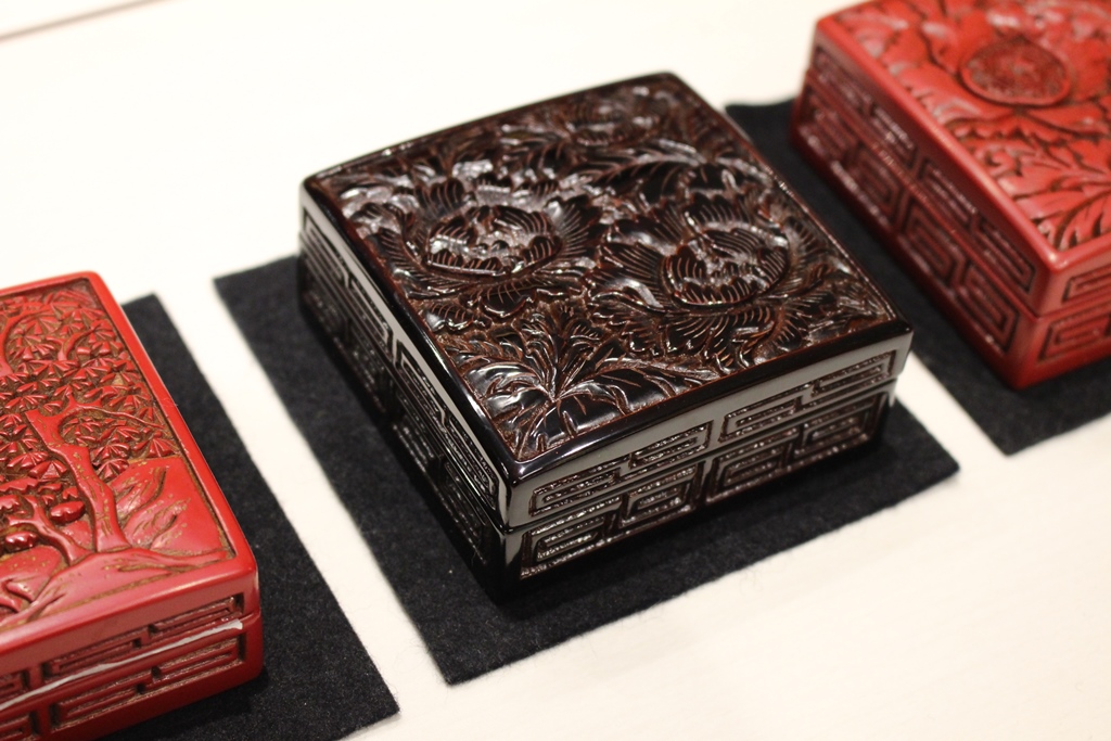 越後村上漆器伝統工芸師小野為朗三彩彫漆額ヒラメ