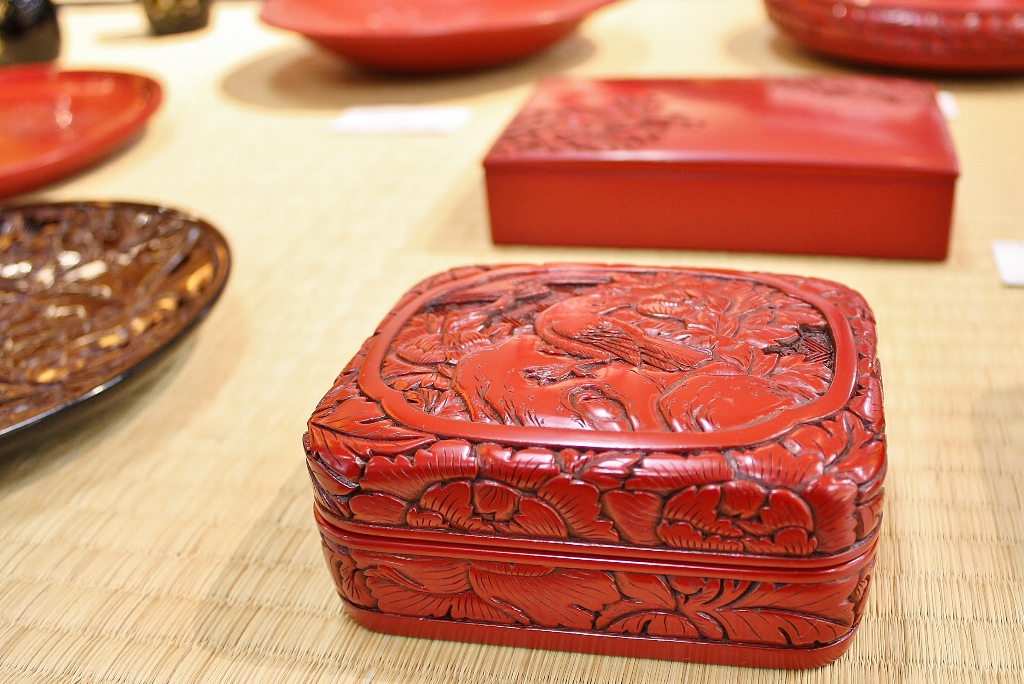 越後村上堆朱 山水図大花瓶 共箱付き 越後村上堆朱 山水図大花瓶 共箱