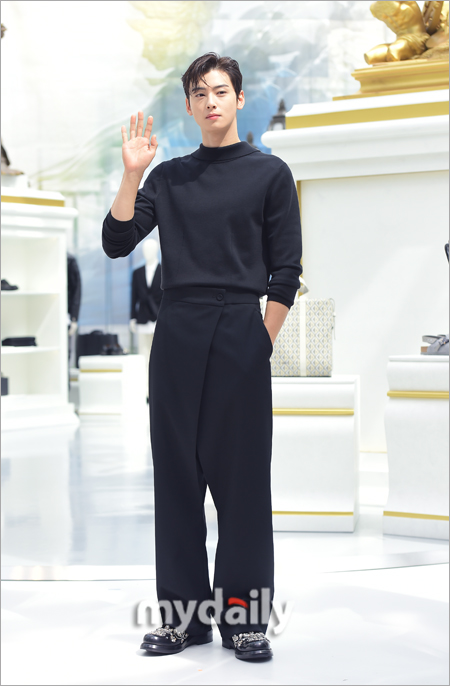 PHOTO@ソウル」ASTROチャウヌ、光り輝くビジュアル…ディオールのフォト