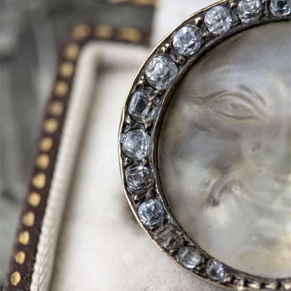 マンインザムーンとペーストガラスのブローチ - アンティーク k-nuts