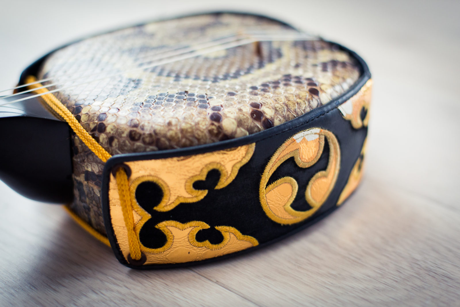 三線 本体 ヘビ革風デザイン 三線 本体 ヘビ革風デザイン 三線 本体