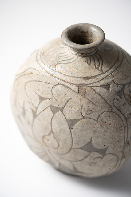 魯山人と古美術】Rosanjin and Antiques ‥‥ 李朝彫三島蓮文扁壷: 黒田