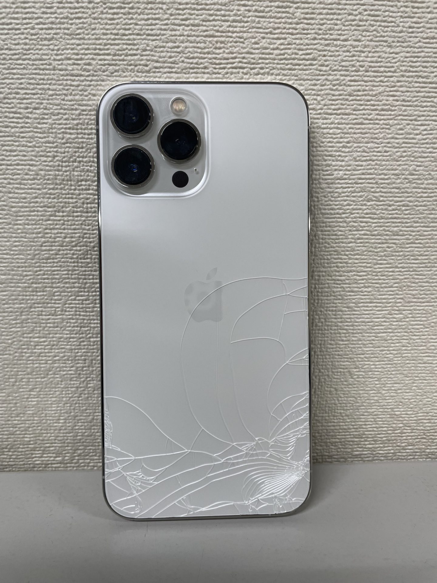 Apple 本物 iPhone 13Pro 128GB 背面破損あり iphone 13 pro simフリー