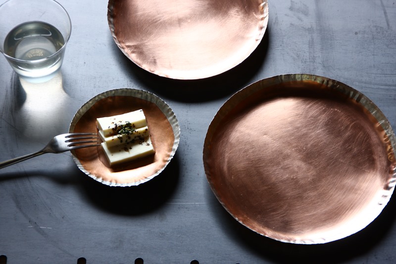 錫メッキの縁取りが軽やかな「thin」の銅トレイ | 暮らしとおしゃれの