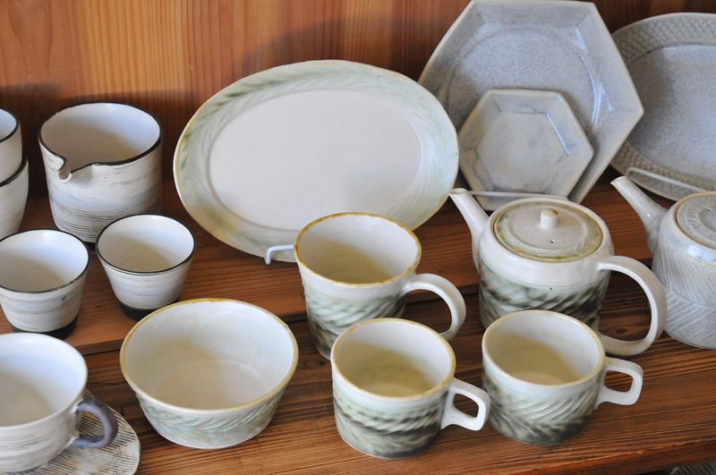 ローリエの葉をモチーフにした鈴木美汐さんの器 | 暮らしとおしゃれの