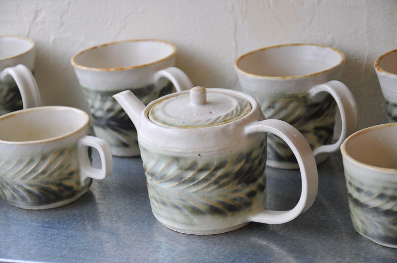 ローリエの葉をモチーフにした鈴木美汐さんの器 | 暮らしとおしゃれの