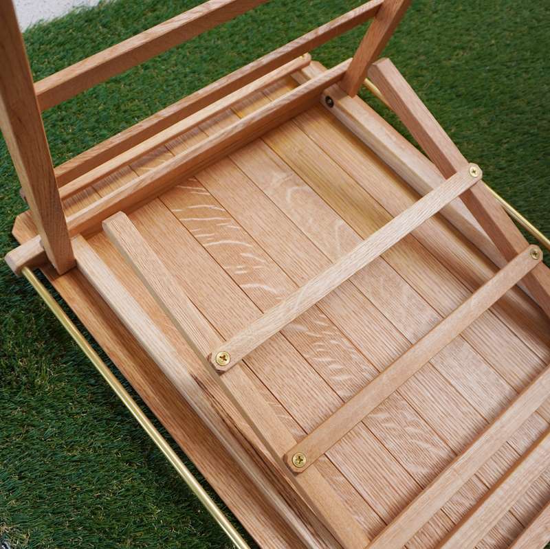 脚を開くだけでテーブルに！「0229」の‟addition table”と‟assistant