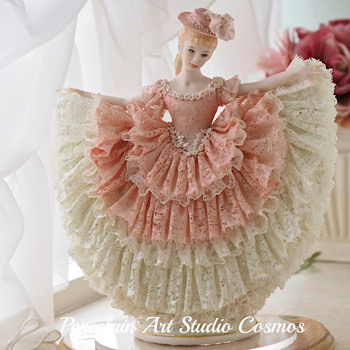 スカートの裾をふわっと広げて | ポーセレンレースドール 大阪