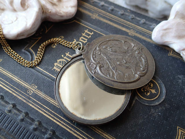 ルルドの聖母】【アールヌーヴォー蓋スライド式コンパクトミラー