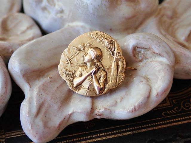 ジャンヌダルクのブローチフランスアンティークゴールドプレート