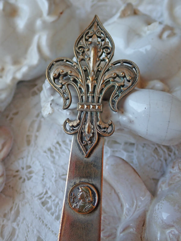 聖ジャンヌダルク】【透かし細工フルールドリスペーパーナイフ