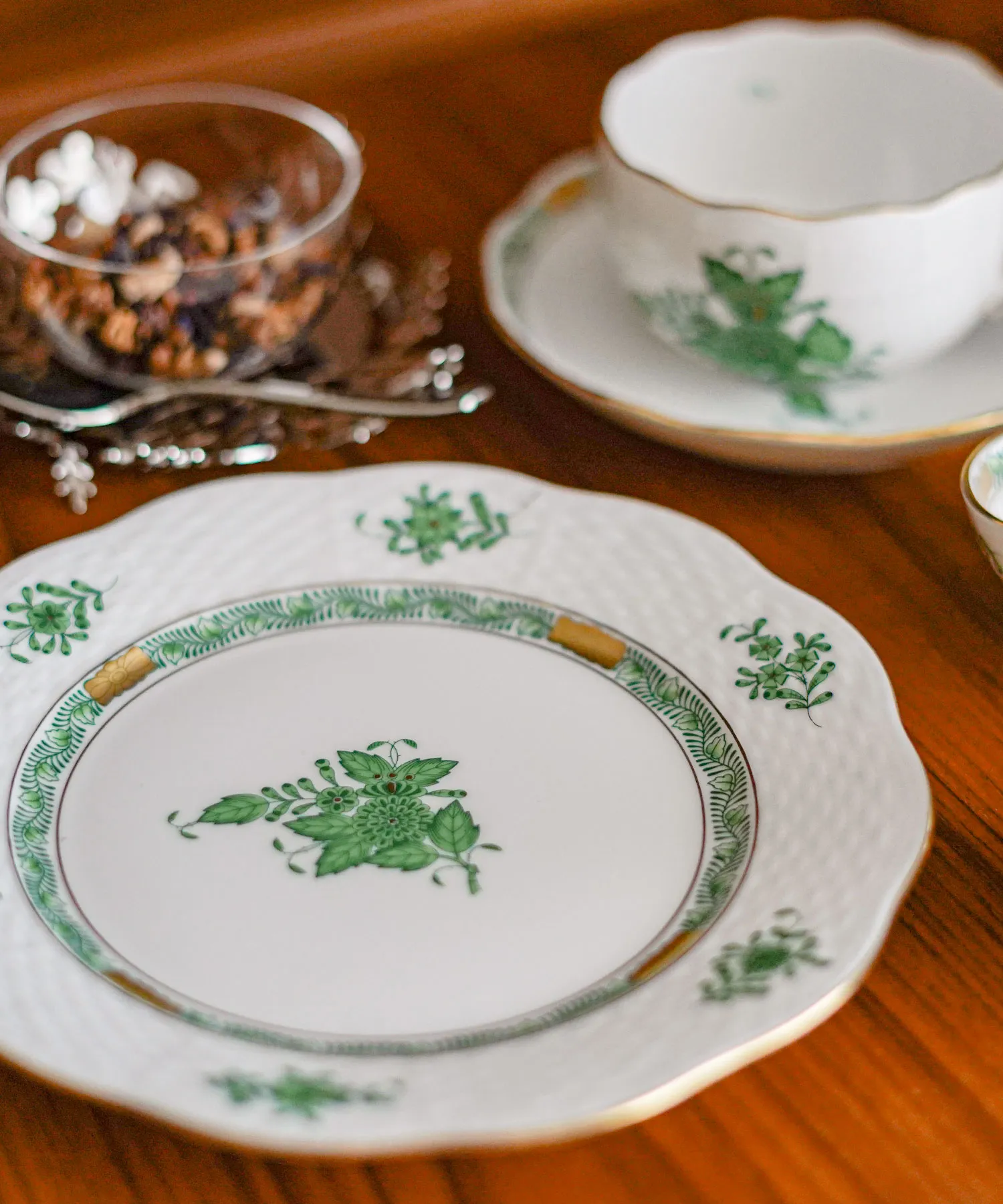 ヘレンドの定番「アポニー」と「インドの華」｜実用にも映える上品な