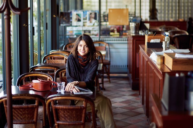 今井幸子 「PLACE DE TEATRE」 額装30号 オープンカフェを楽しむパリ