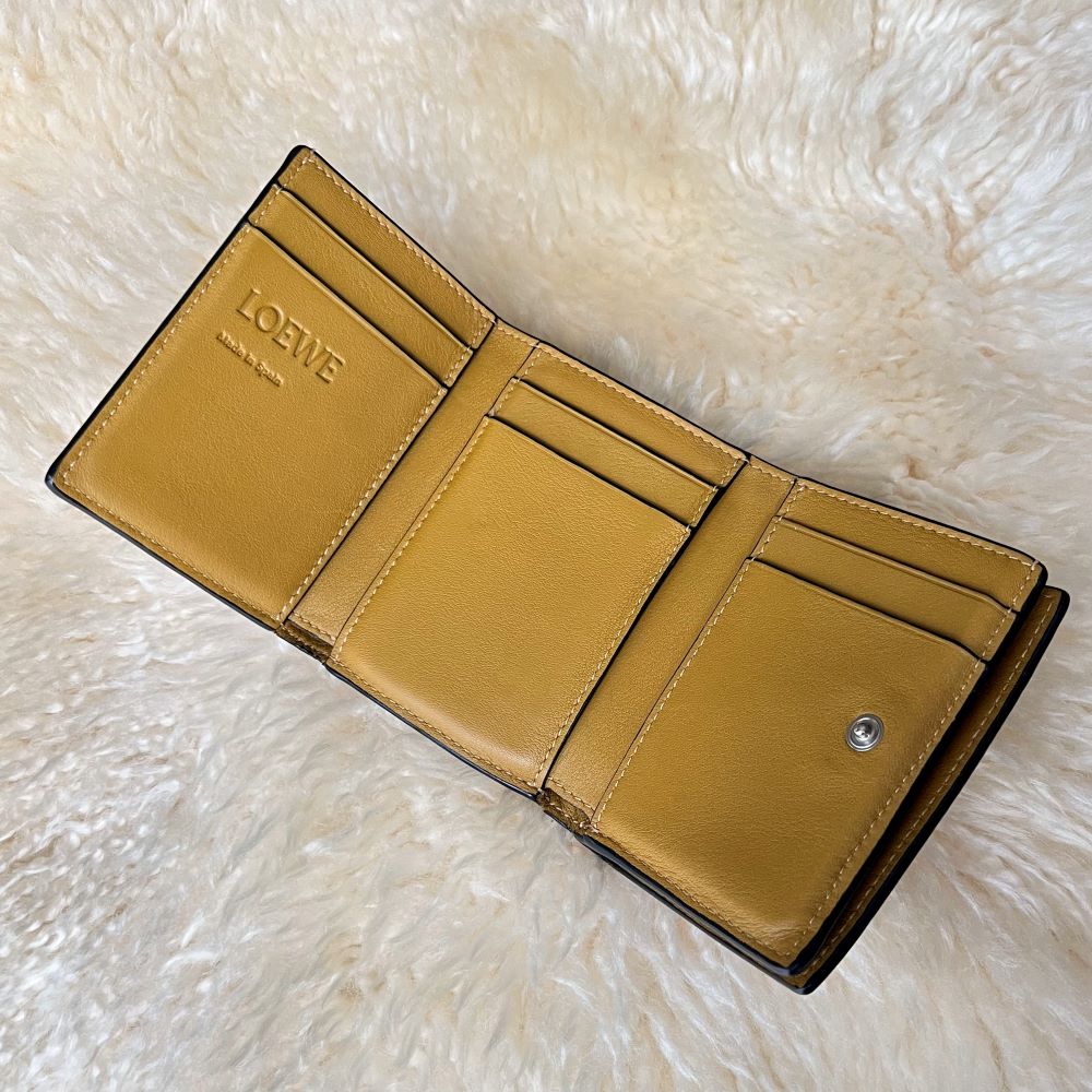 LOEWE】コンパクトウォレット派が愛用する三つ折り財布♡ | LEE
