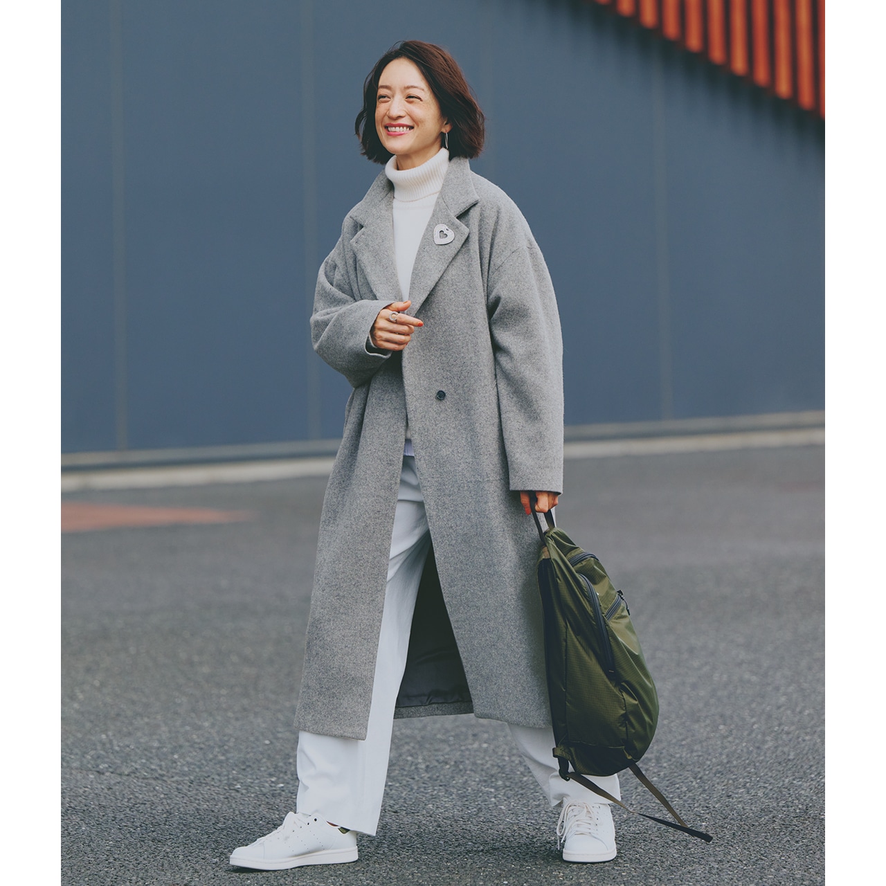 仕事納めの日は、美しいシルエットのコートできれいめを心がけて／明日