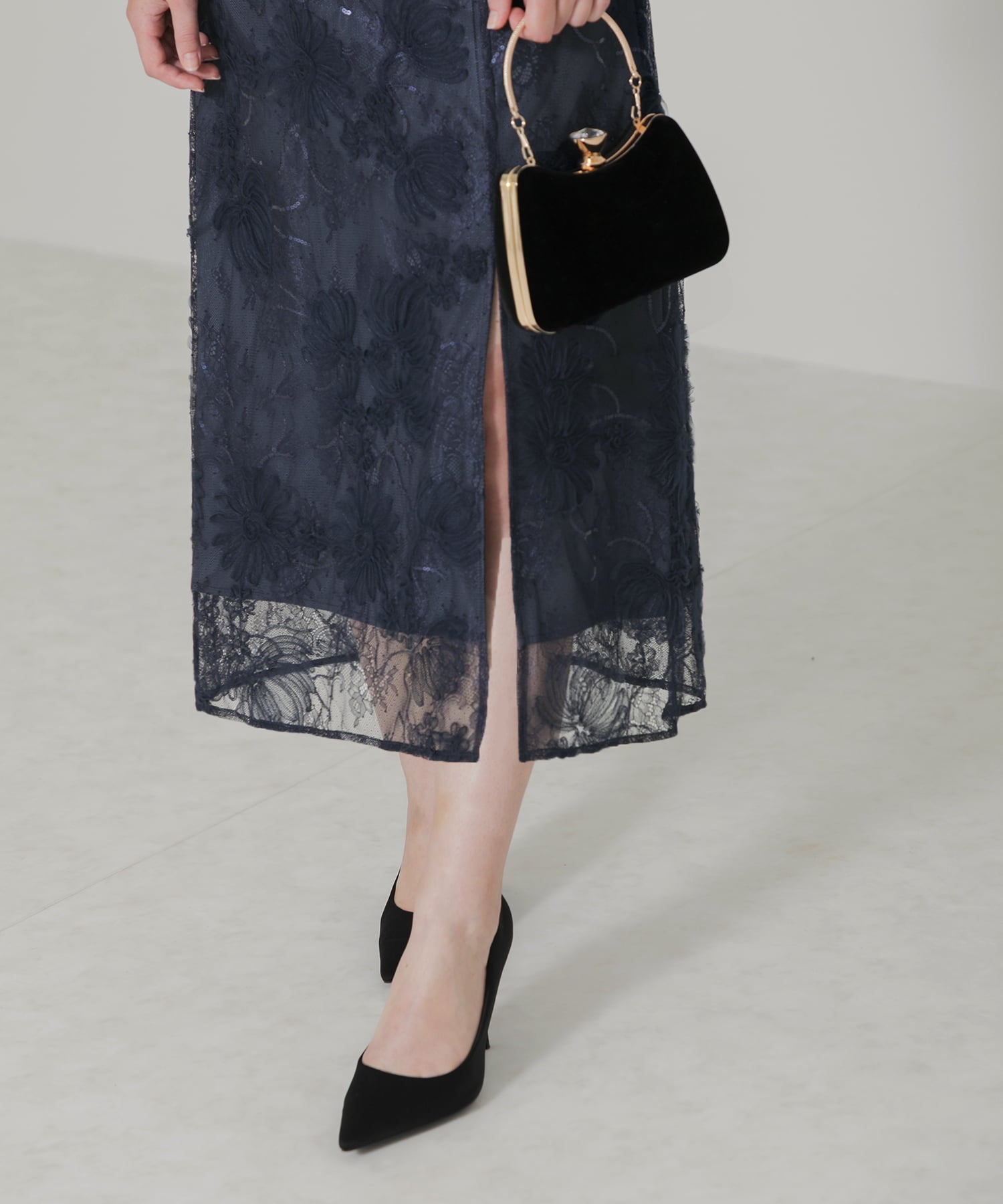 LEJA】スパンコール刺しゅうレース透け感フレアスリーブスリット入りI