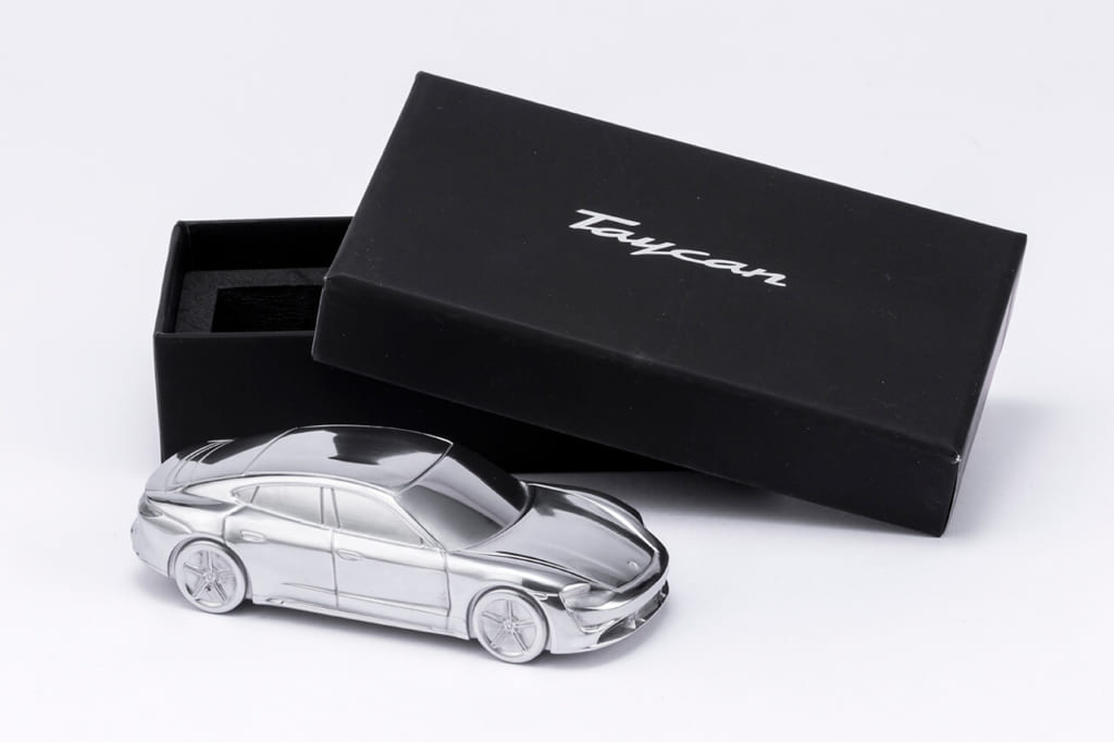 ポルシェ・タイカン ペーパーウェイト」をプレゼント - LE VOLANT WEB