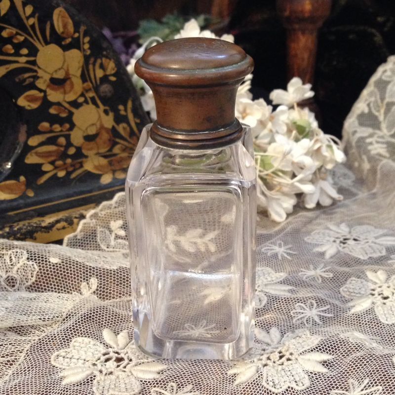 香水ビン 蓋に彫刻 四角 brocante・ブロカント