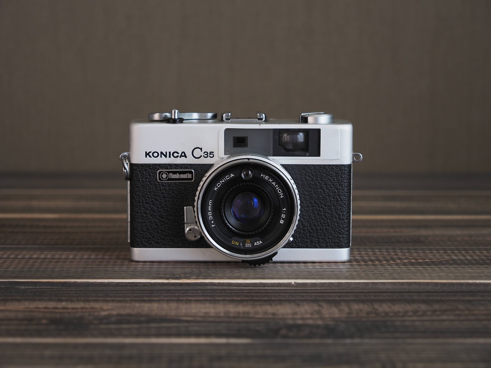 古いフィルムカメラ「KONICA C35 Flash matic」を導入しました