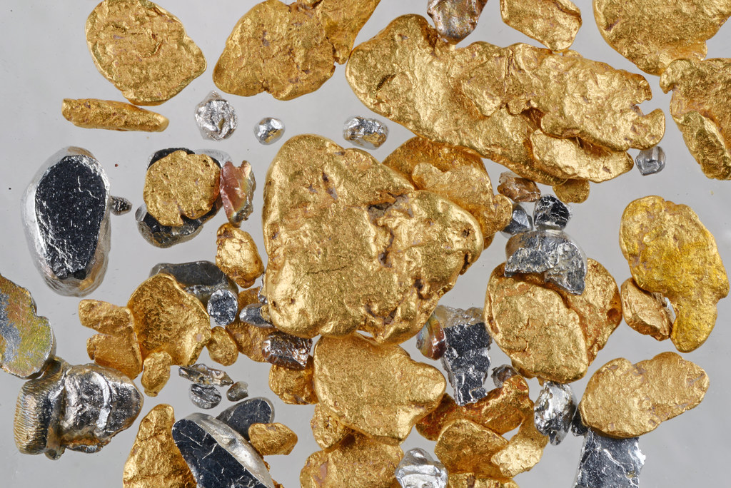 日本の鉱物 北海道初山別村茂初山別川の自然金（砂金）